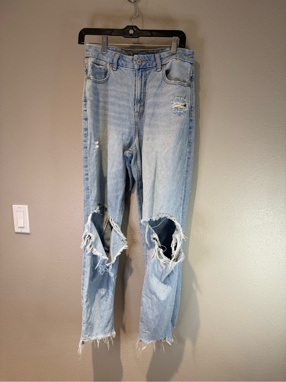 American Eagle Distressed Light Wash High-Rise Mom Jeans Size 8